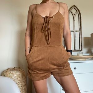 Romper with straps and pockets